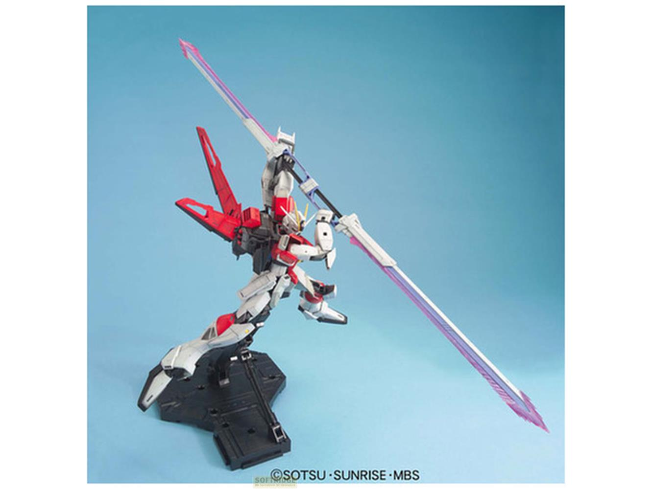Un mech bianco e rosso con una spada lunga, in posa su un supporto nero.