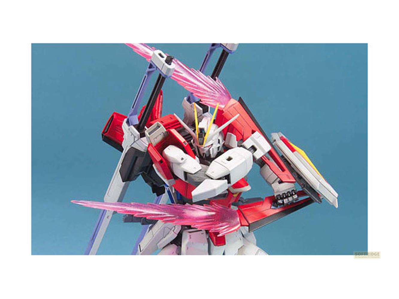 Un robot bianco, rosso e grigio con effetti energetici rosa.
