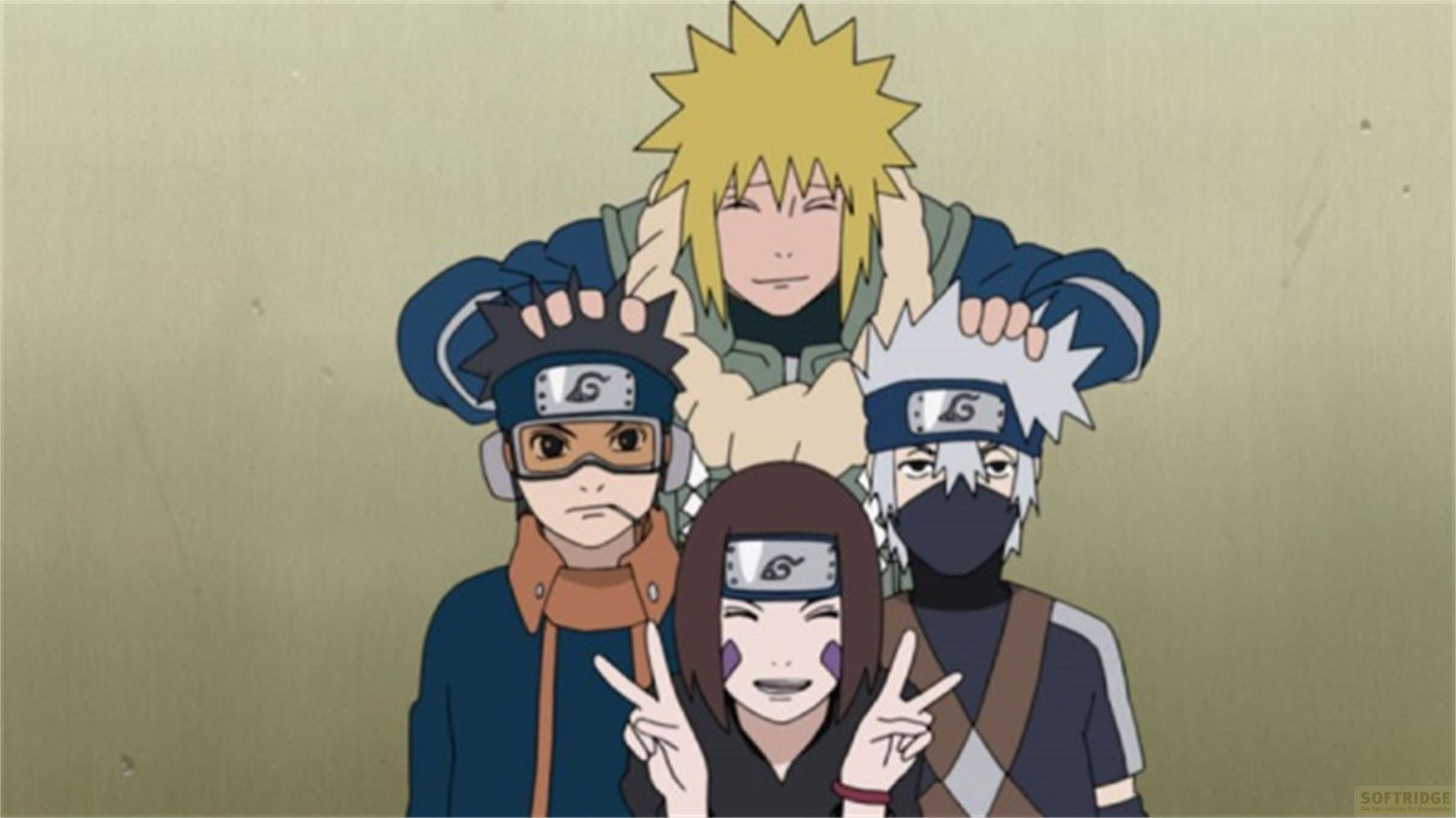 Quatre personnages d'anime posent, un derrière, trois devant, sur fond beige.