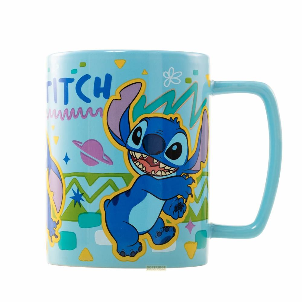 Jasnoniebieski kubek ze Stitch i zabawnymi wzorami.