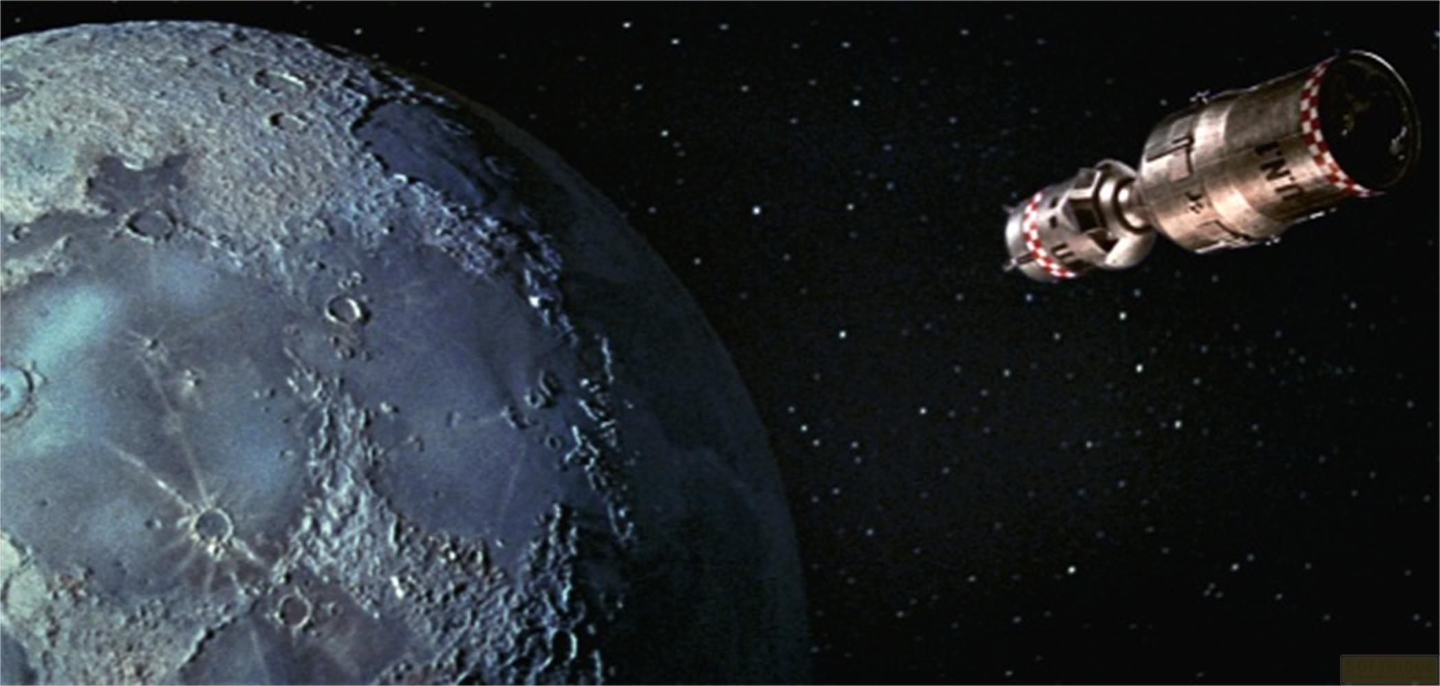 Un vaisseau spatial passe devant la Lune sur un ciel nocturne étoilé.