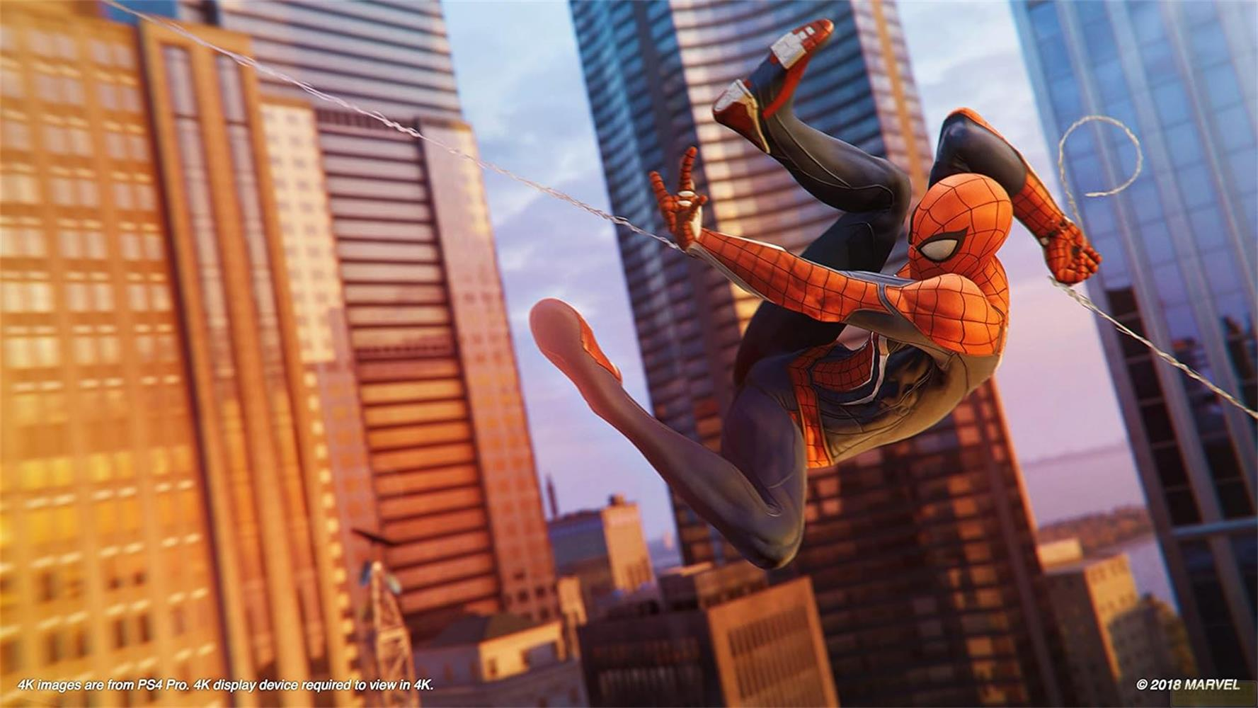 Spider-Man schwingt sich zwischen Wolkenkratzern in der Stadt im Sonnenuntergang.