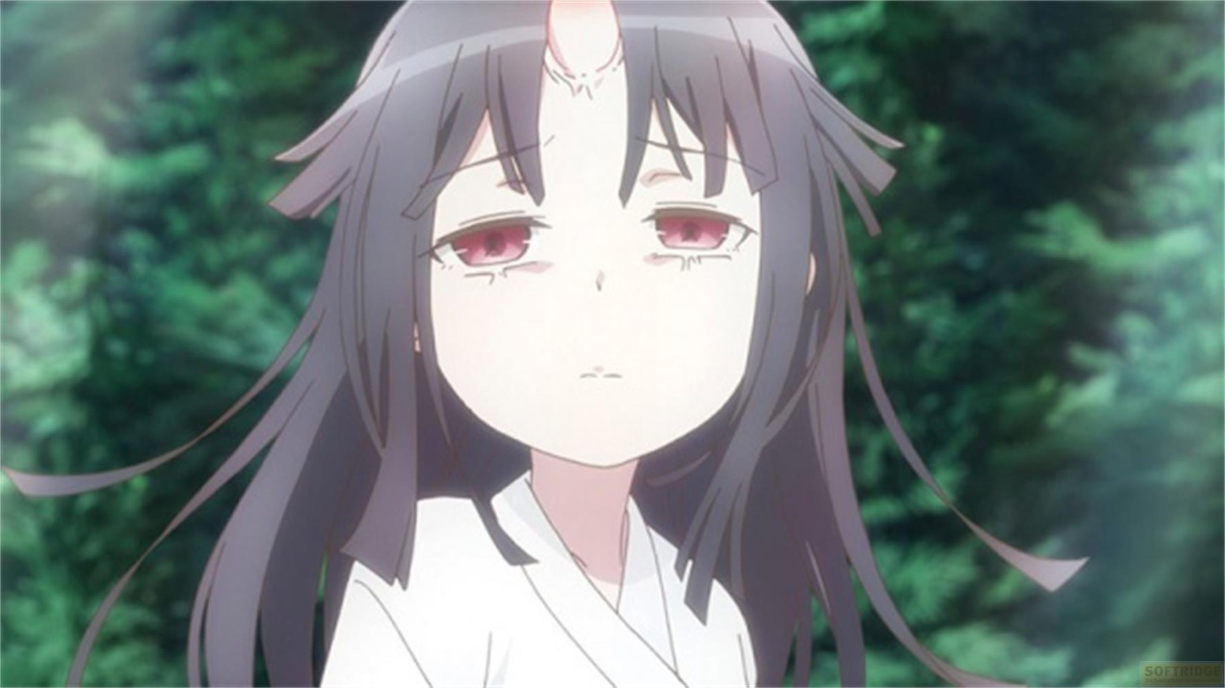 Una ragazza anime con capelli scuri e un corno sulla fronte, indossa un kimono bianco.