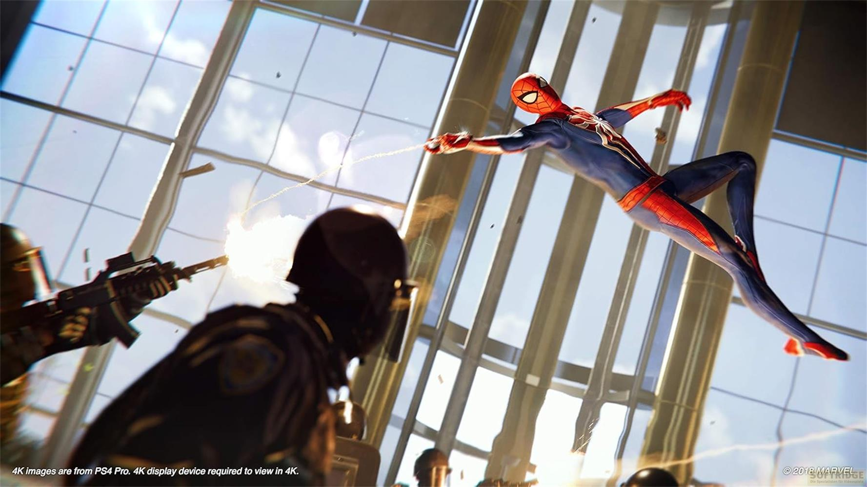 Spider-Man schießt Spinnennetze, während er einem Polizisten mit einer Waffe ausweicht.