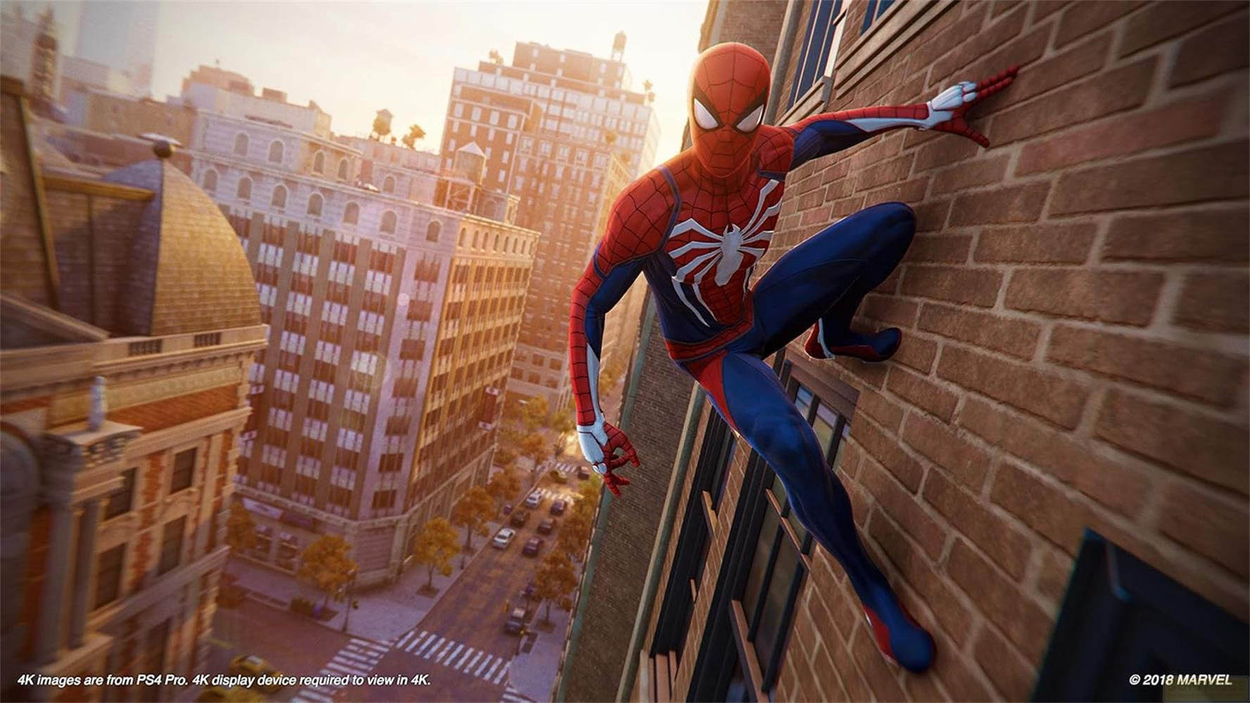 Spider-Man klettert auf ein Backsteingebäude in einer Stadt mit Autos und Gebäuden.