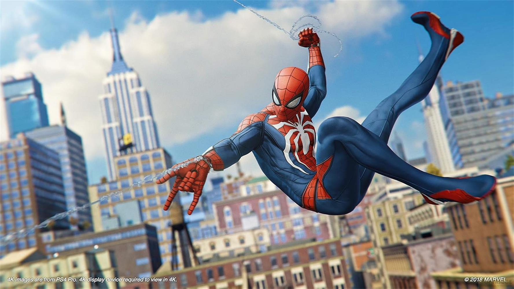 Spider-Man schwingt sich in blauer und roter Rüstung durch eine Stadt.