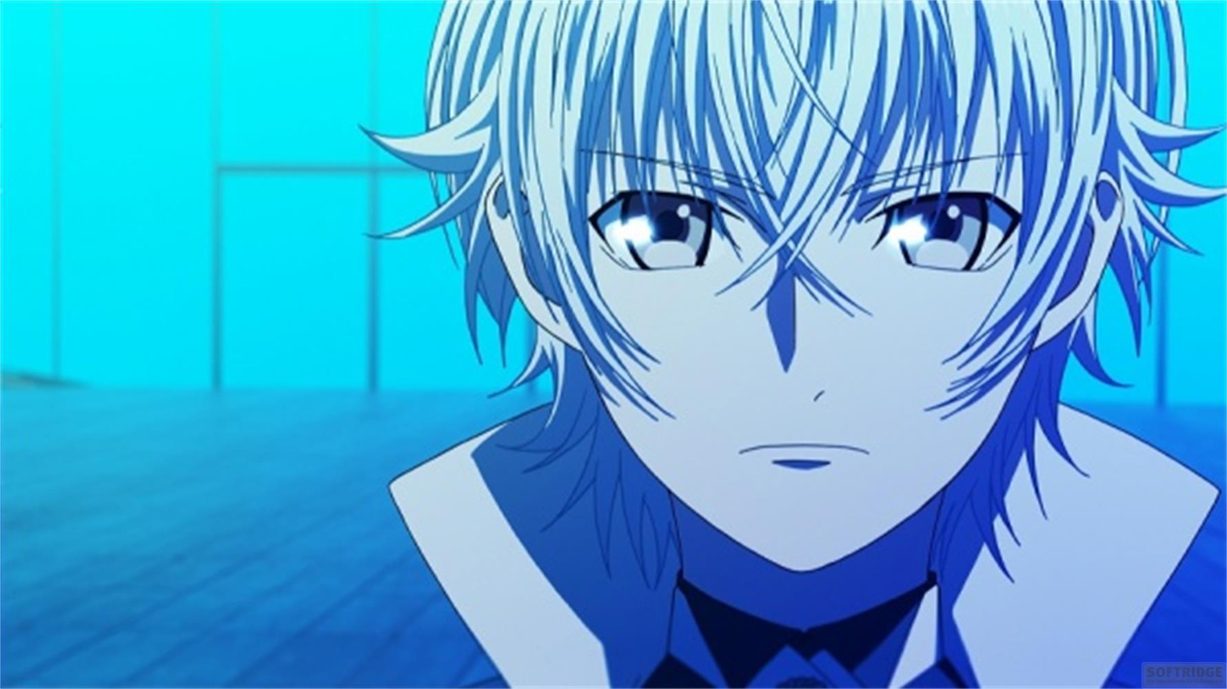 Un personaggio anime con capelli bianco argenteo e occhi blu guarda pensieroso.