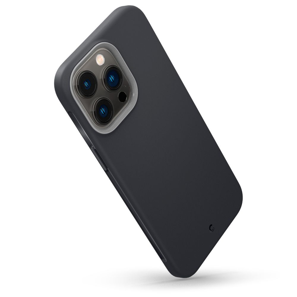 Custodia grigio scuro per telefono con tre obiettivi della fotocamera su sfondo bianco.