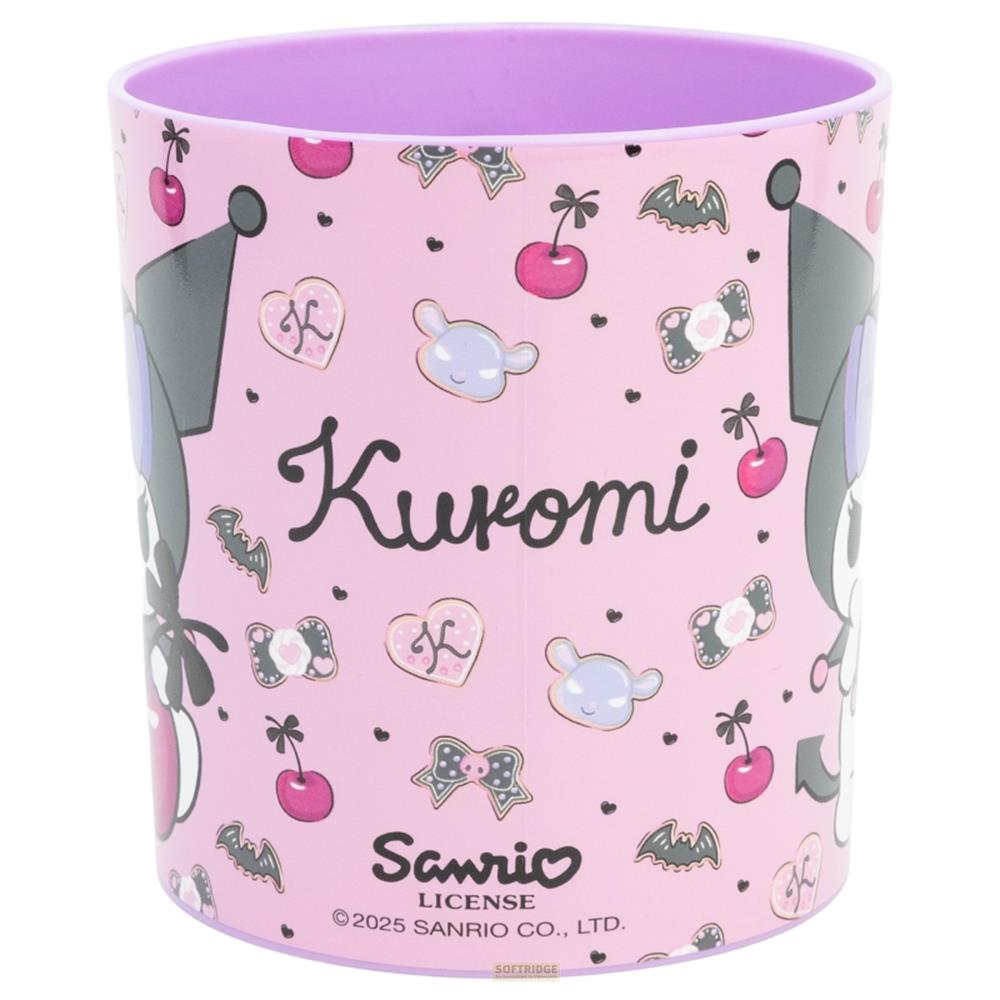 Ein pinker Becher mit Kuromi-Motiven, Kirschen, Fledermäusen und Schleifen.