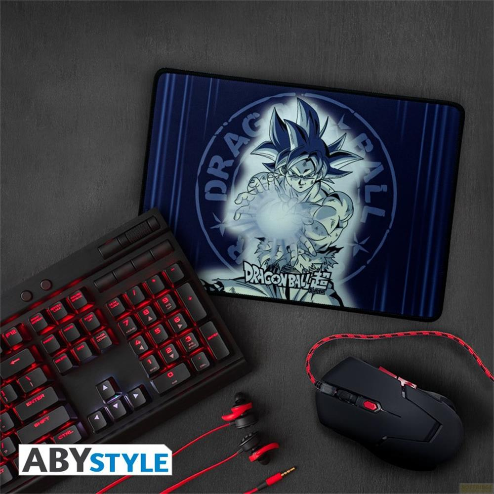 Un clavier, une souris, des écouteurs et un tapis de souris Dragon Ball sur fond sombre.