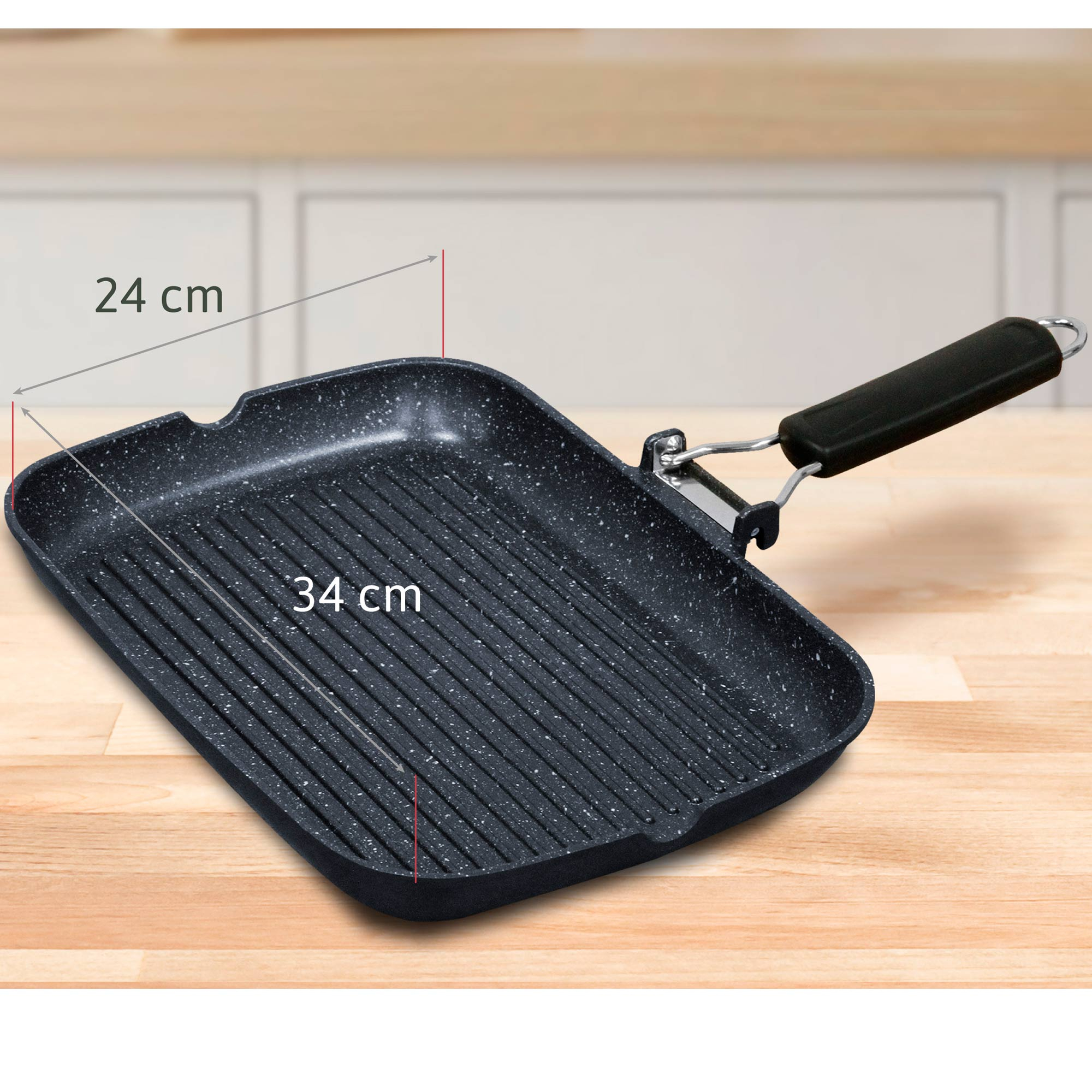 Una sartén grill negra con mango sobre una mesa de madera. Mide 24x34 cm.
