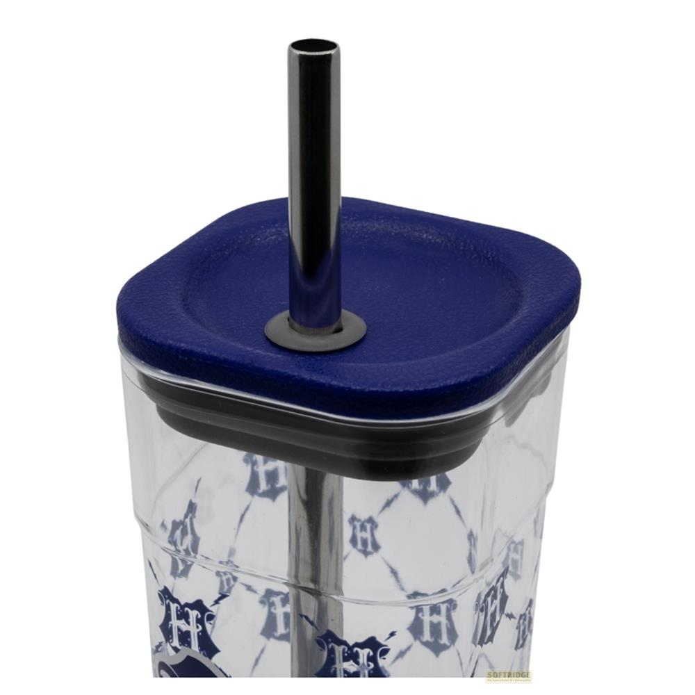 Un vaso transparente con tapa azul y pajita plateada, decorado con símbolos H.