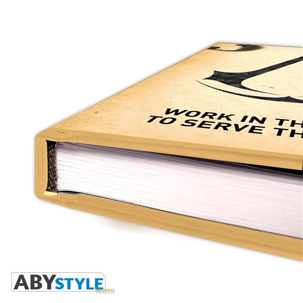 Ein Notizbuch mit dem Assassinen-Symbol und dem Text "Work in the to serve the".