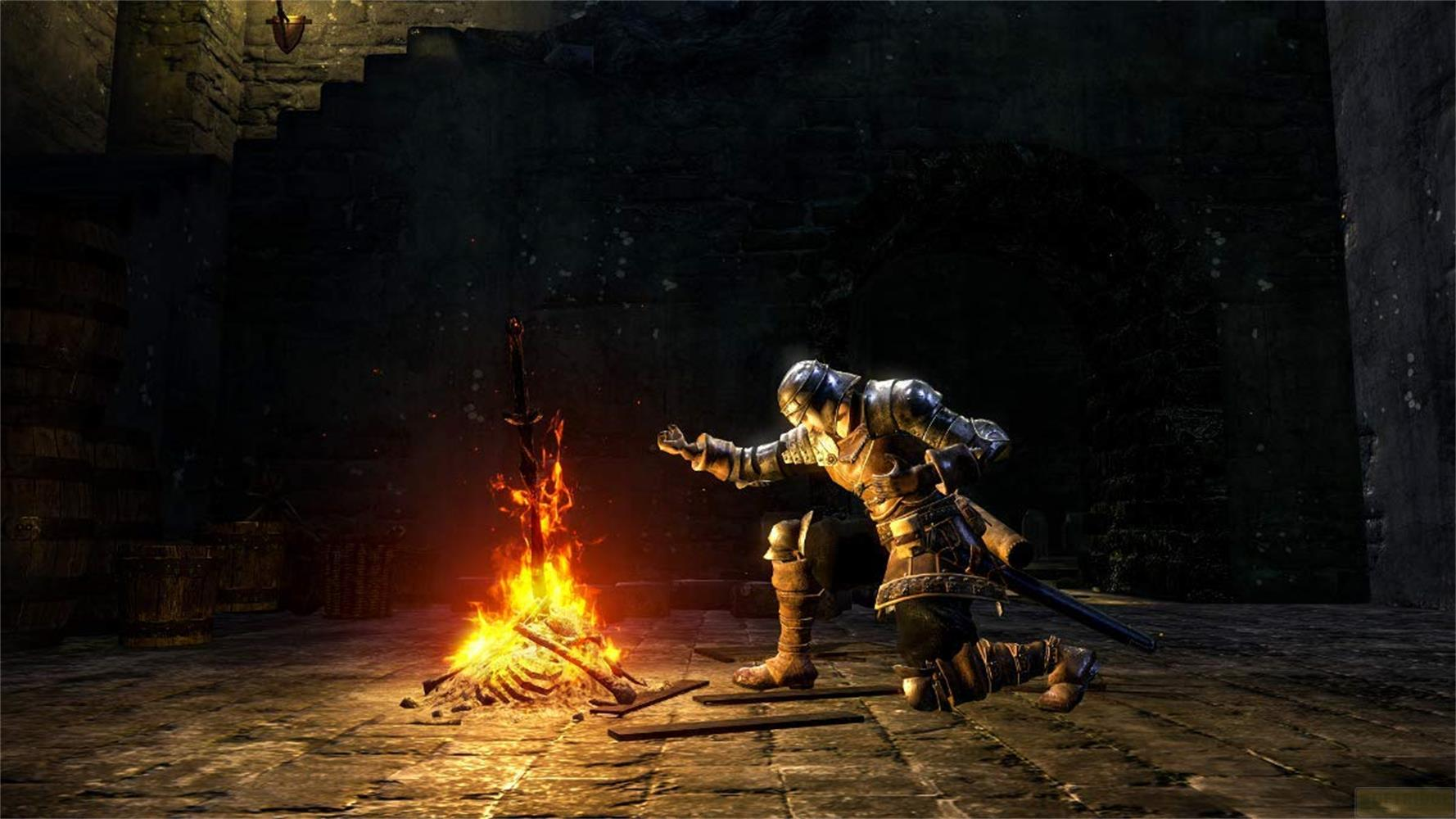 Ein Ritter kniet vor einem Lagerfeuer in einer dunklen Steinhöhle mit Fässern im Hintergrund.