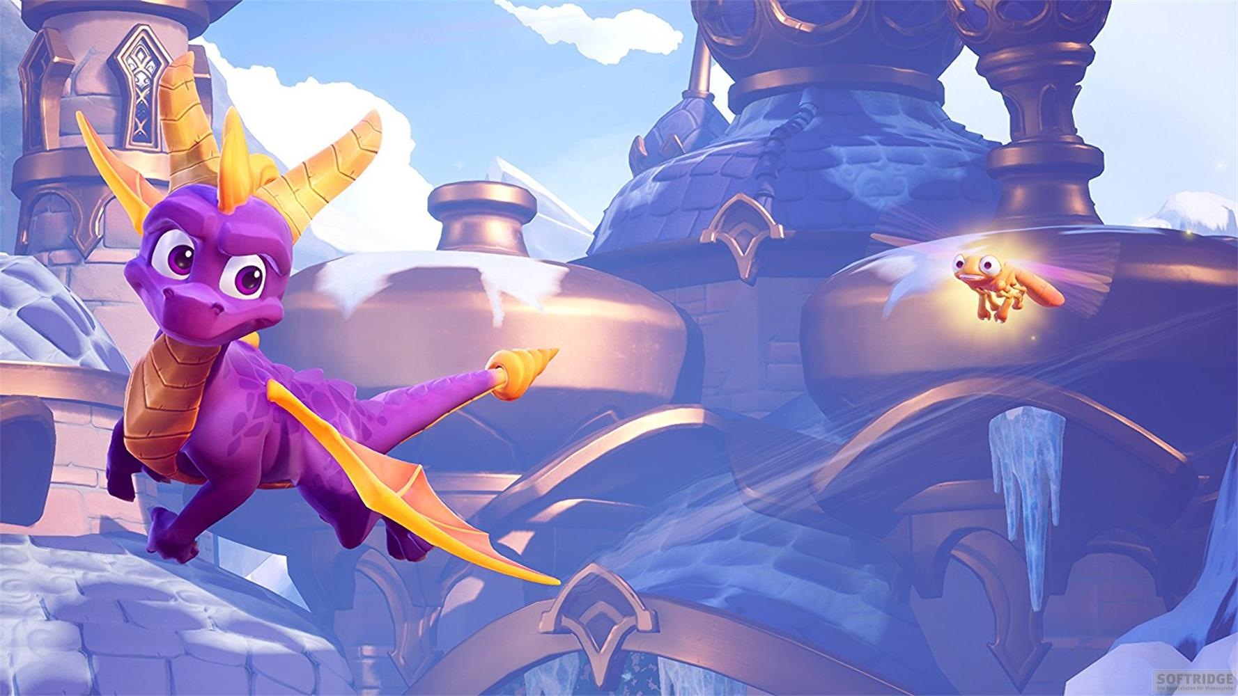 Lila Drache fliegt neben einem leuchtenden orangefarbenen Wesen, violette Festung im Hintergrund.
