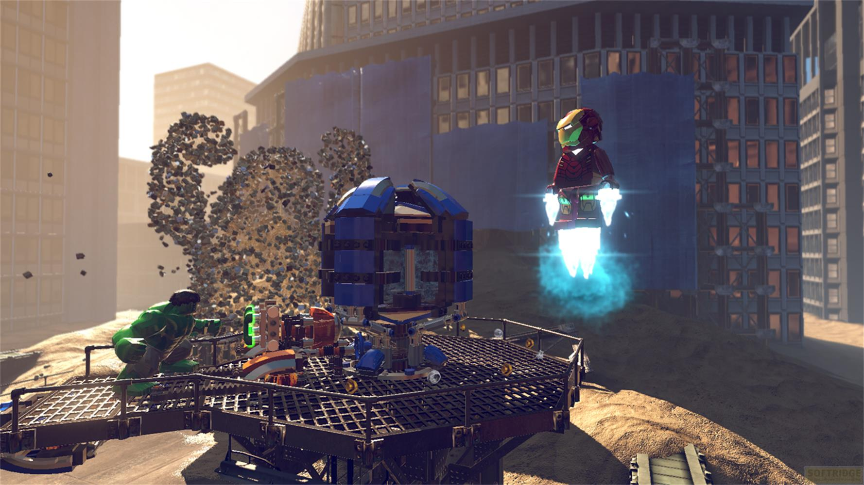 Figurines Lego Hulk et Iron Man dans une scène de ville avec grande structure bleue.