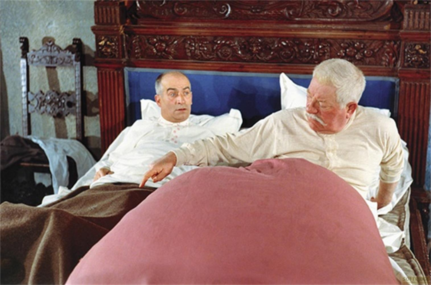 Due uomini a letto, uno punta l'altro.
