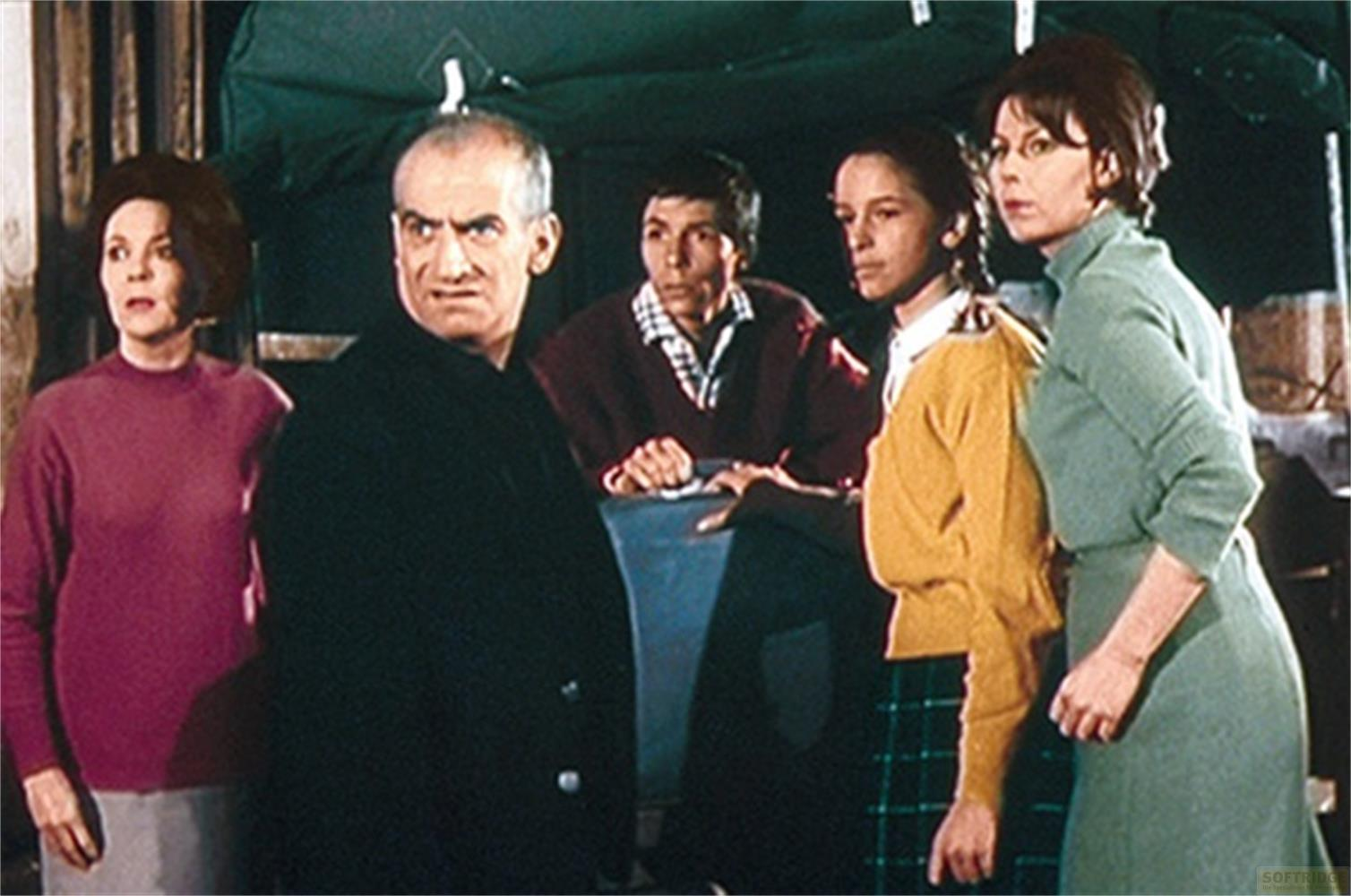 Cinque persone all'aperto, due donne, un uomo e due ragazze.