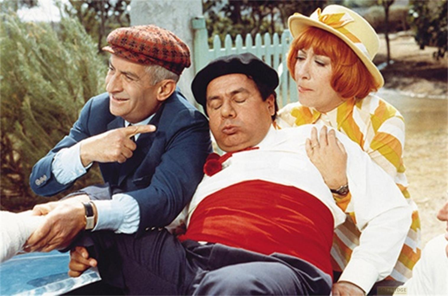 Uomo giacca blu indica, uomo dorme, donna capelli rossi.