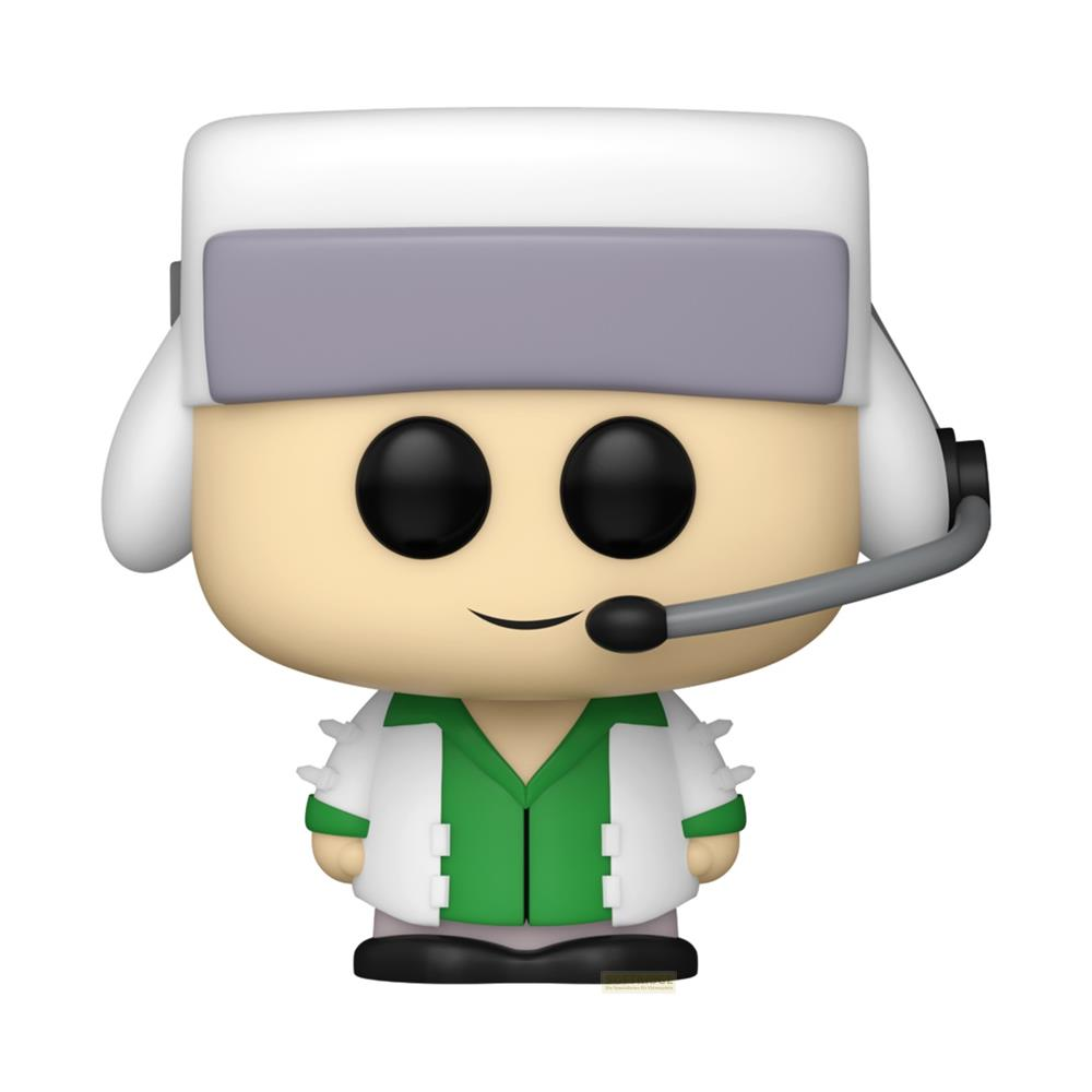 Una figura con cappello bianco, cuffie e microfono. Indossa un gilet verde sopra una camicia bianca.