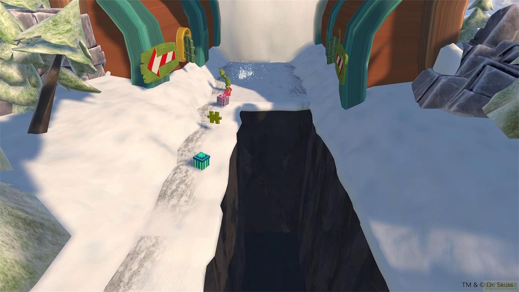 Der Grinch steht auf Geschenken in einer verschneiten Schlucht mit Felsen und Bäumen.