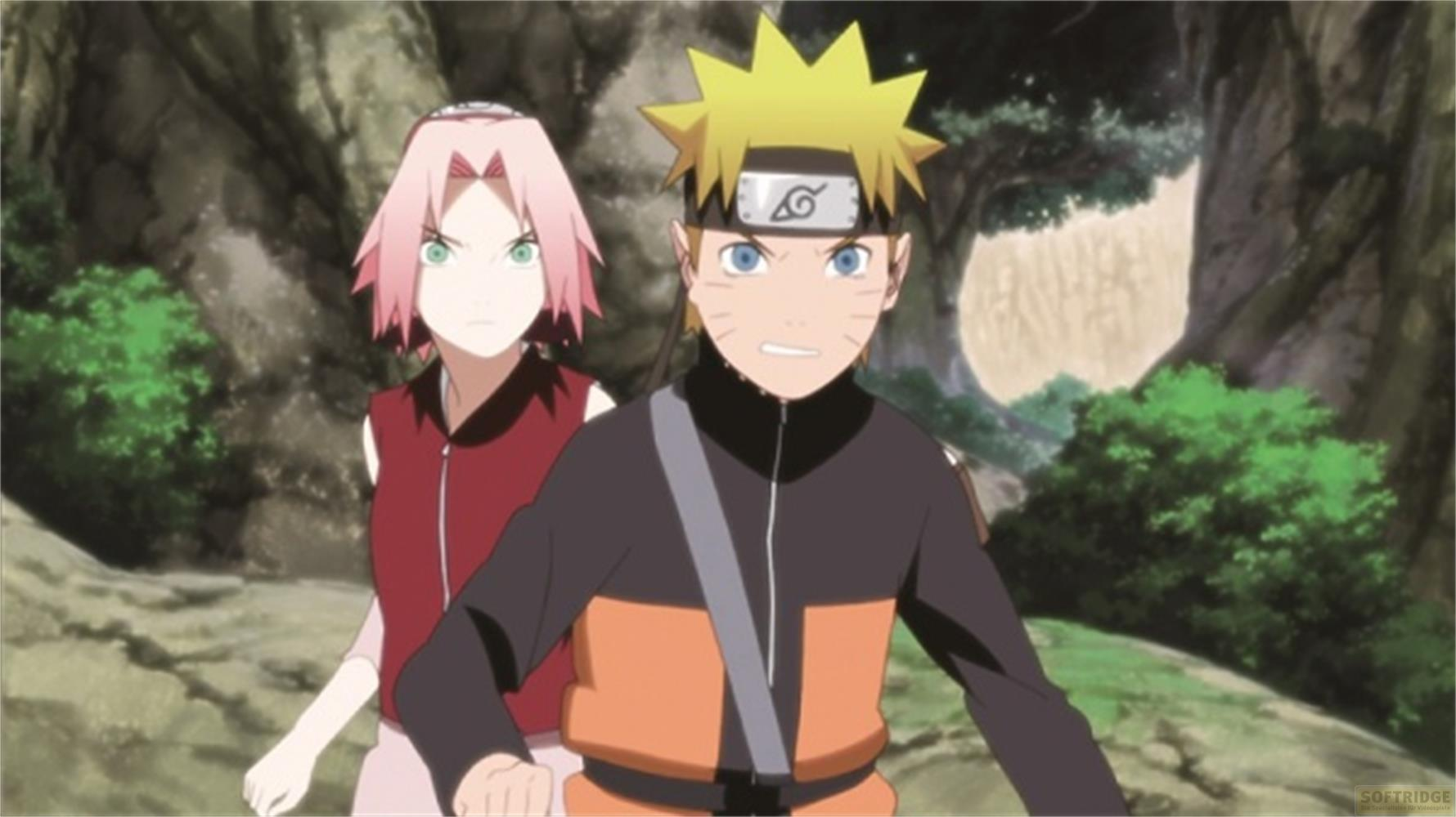 Naruto et Sakura se tiennent dans une forêt. Naruto porte sa tenue orange et noire.