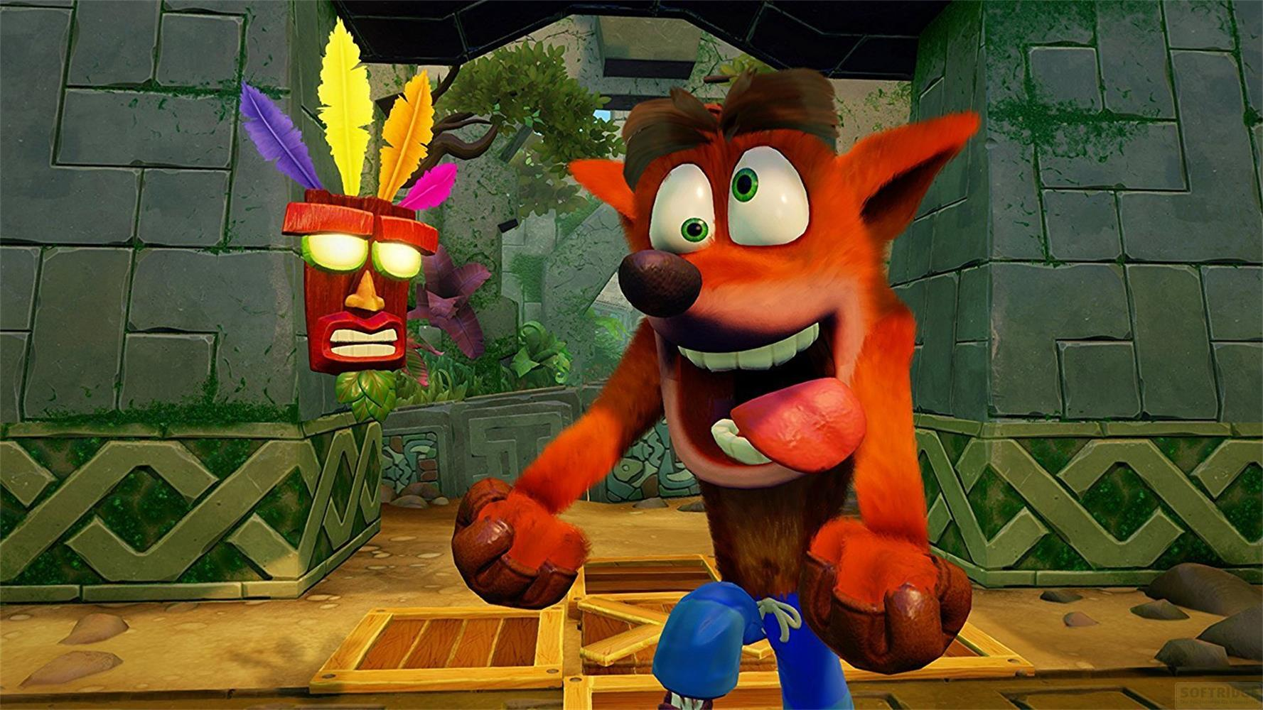 Crash Bandicoot uśmiecha się przed totemem z maską w ruinach dżungli.