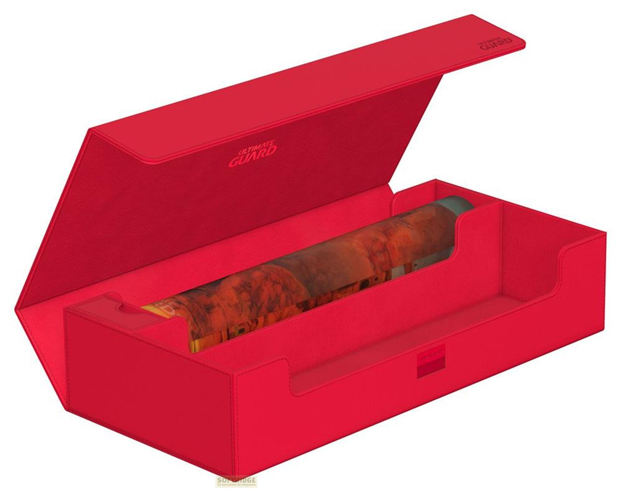 Rote Box mit aufklappbarem Deckel, darin eine Rolle mit Bild.