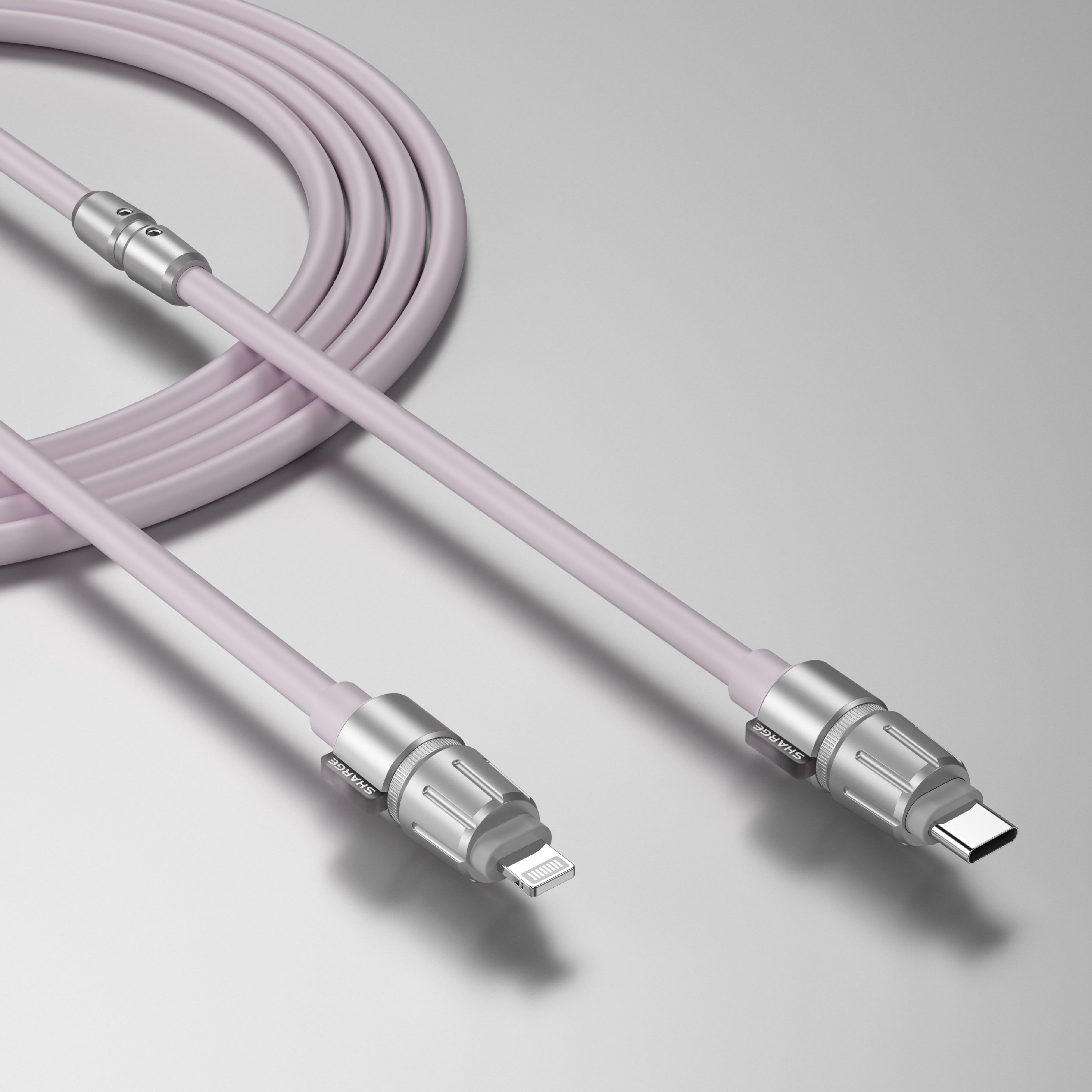 Un câble de chargement rose pâle avec connecteurs USB-C et Lightning sur fond gris.