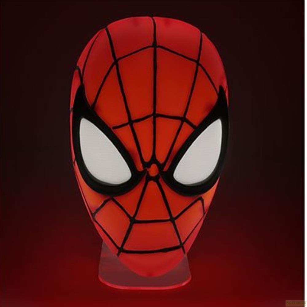 Maska Spidermana z czarną pajęczyną na czerwonym tle.