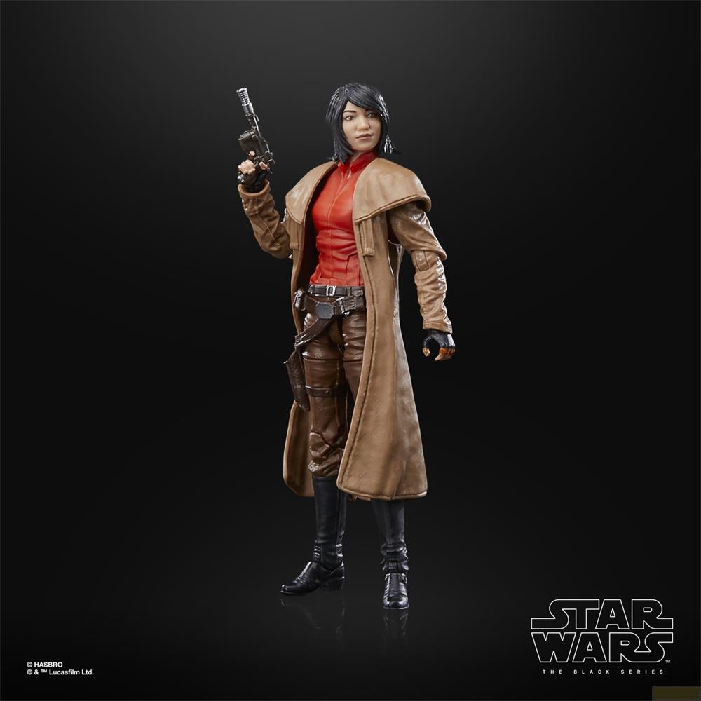 Damska figurka akcji w brązowym płaszczu, czerwonej koszuli i spodniach, trzymająca pistolet.