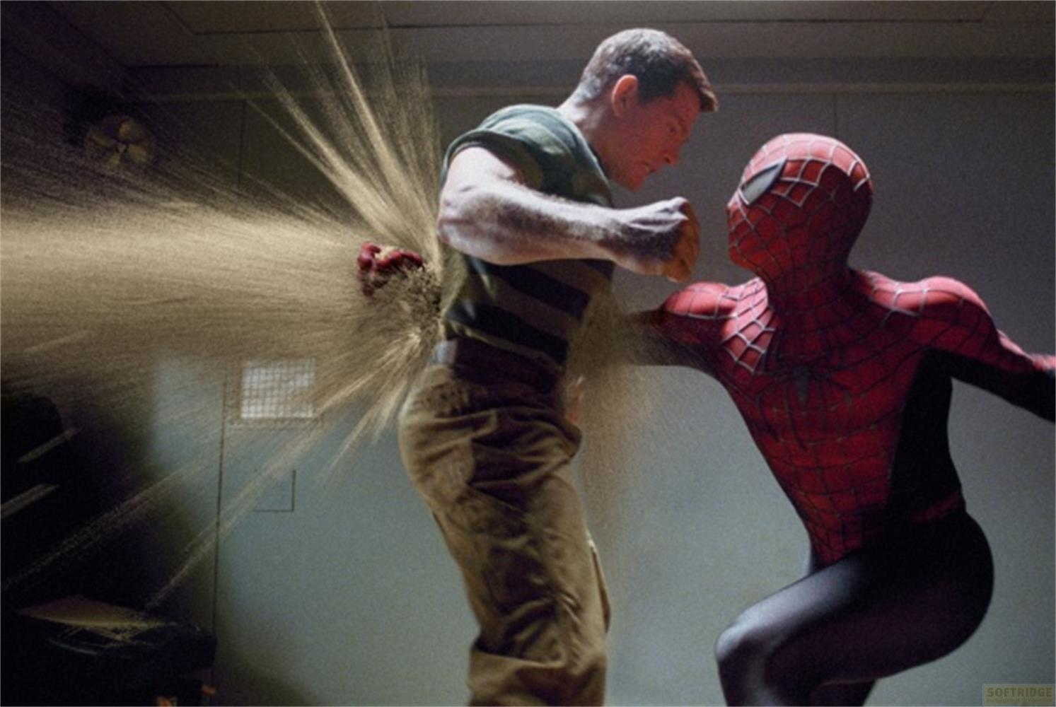 Spiderman combat Sandman qui lance du sable.