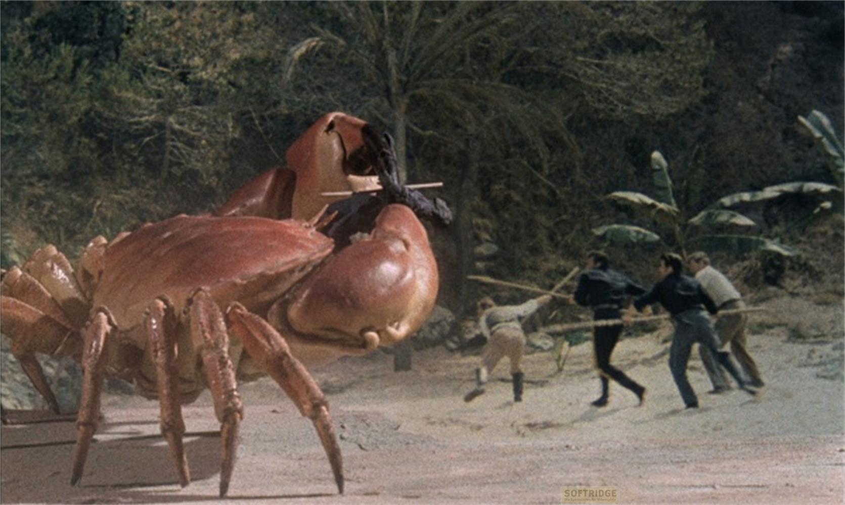 Un crabe rouge géant menace quatre hommes avec des bâtons dans une jungle.