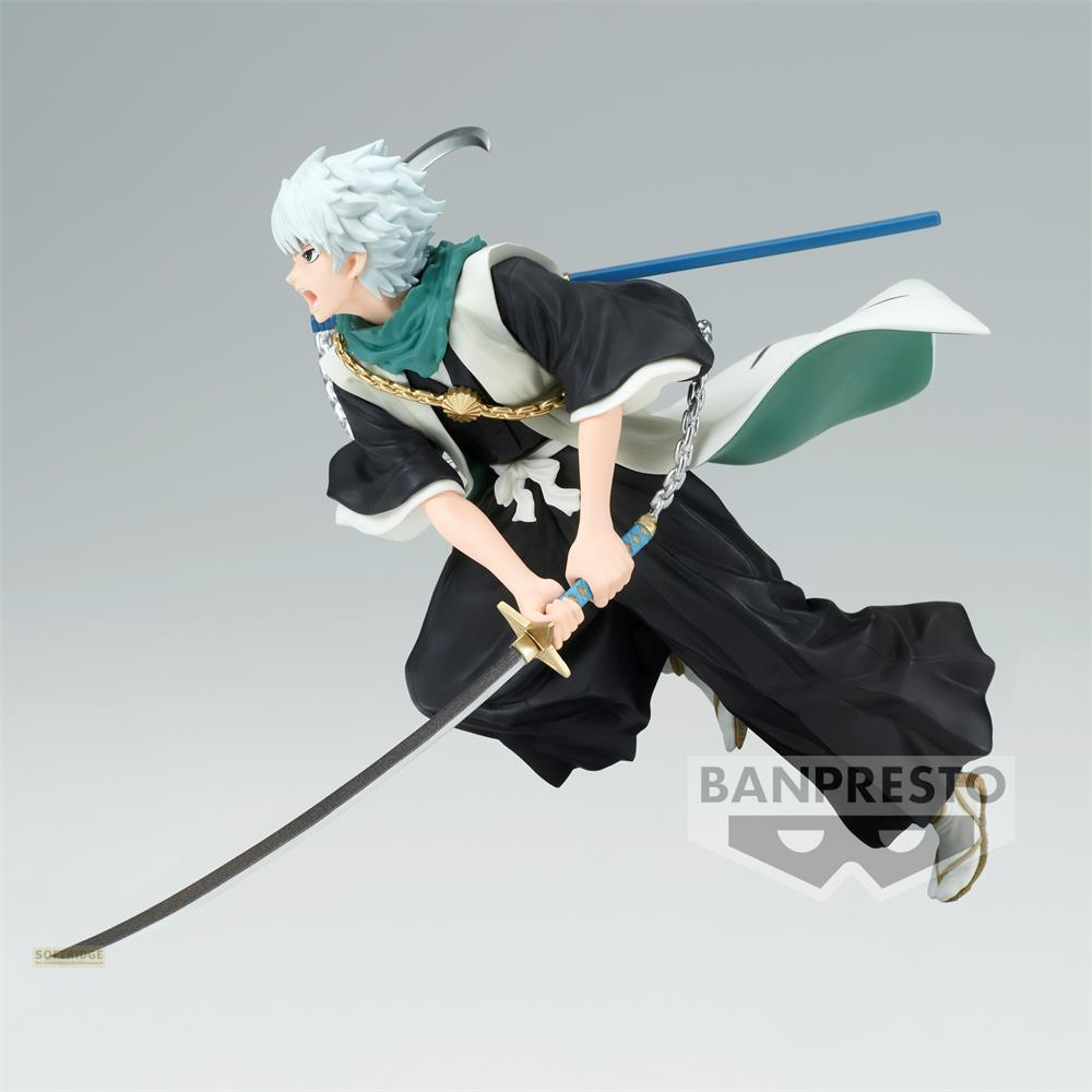 Una figura de anime con pelo blanco, vestida con túnica negra y dos espadas.