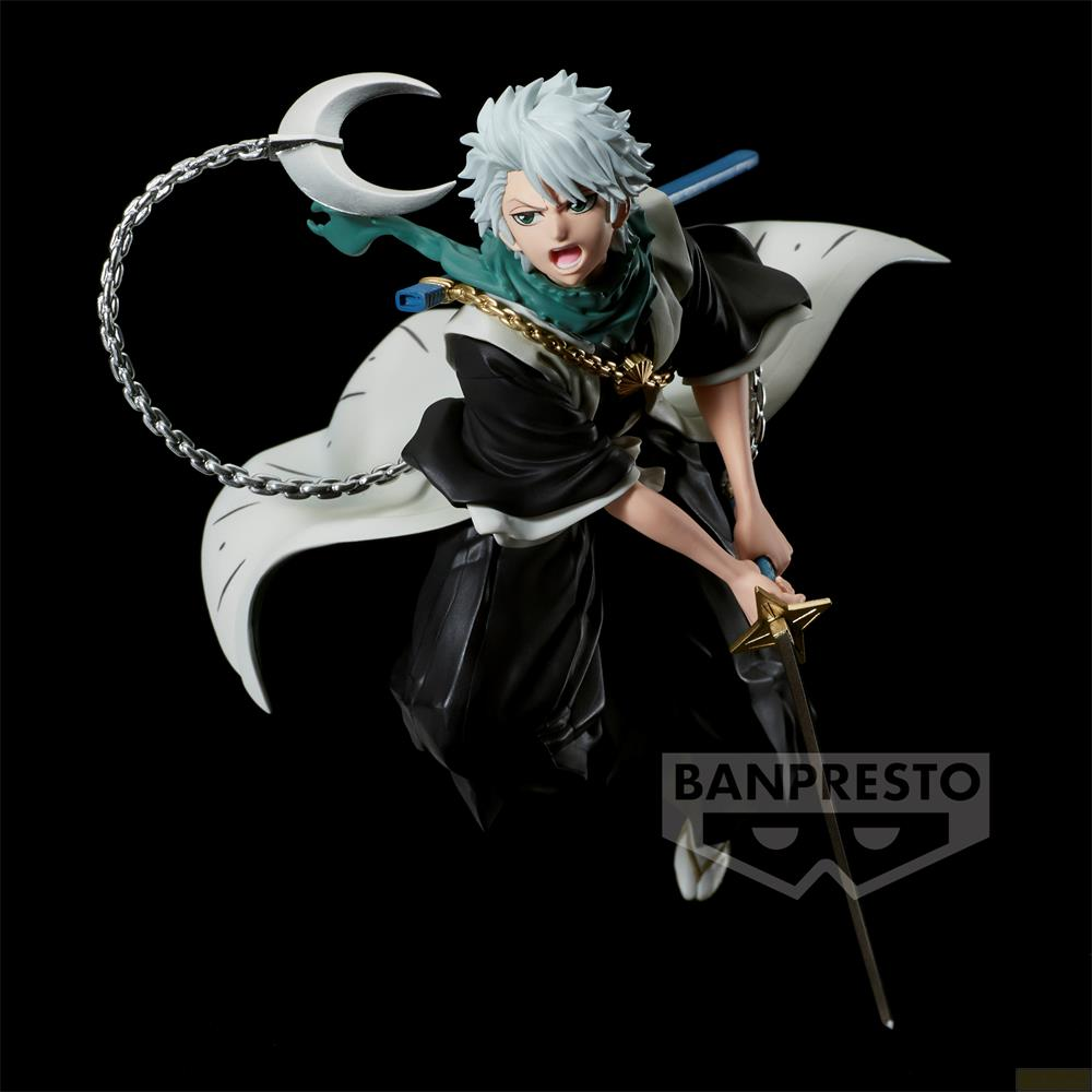 Una figura de anime con pelo blanco sostiene una espada, vistiendo una túnica y bufanda negras.