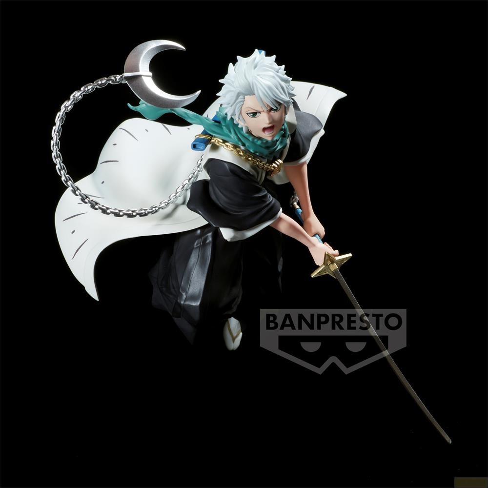 Figura de anime de un hombre con pelo blanco sosteniendo una espada, vistiendo una capa blanca.