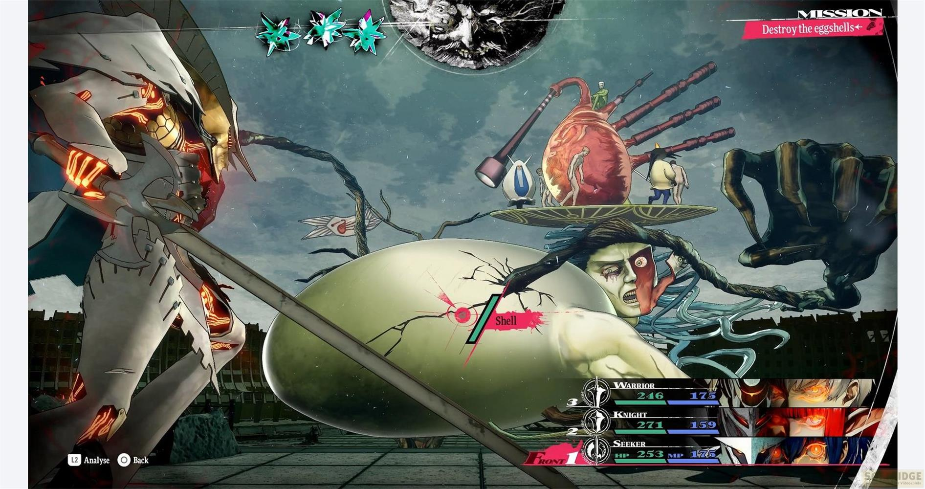 Un mech bianco combatte un uovo verde gigante con una faccia. Menu di gioco visibili.