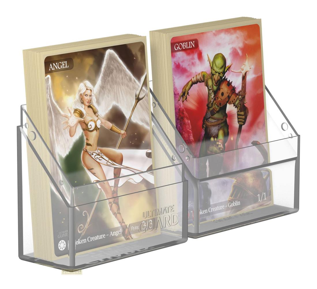 Zwei durchsichtige Kartenhalter zeigen Stapel von Fantasy-Spielkarten: ein Engel und ein Goblin.
