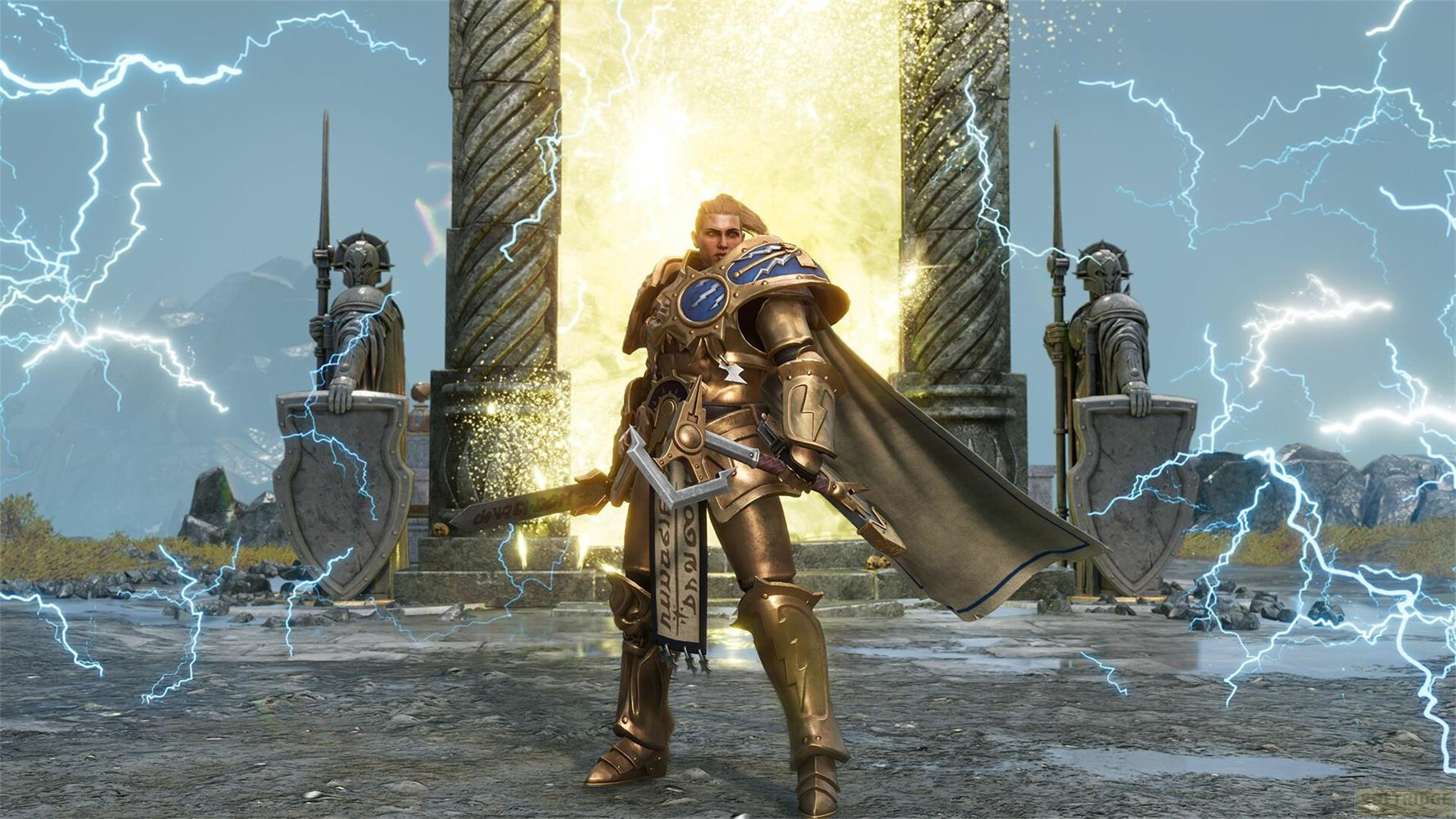 Goldener Krieger mit Schwert vor leuchtendem Tor, Blitze zucken.