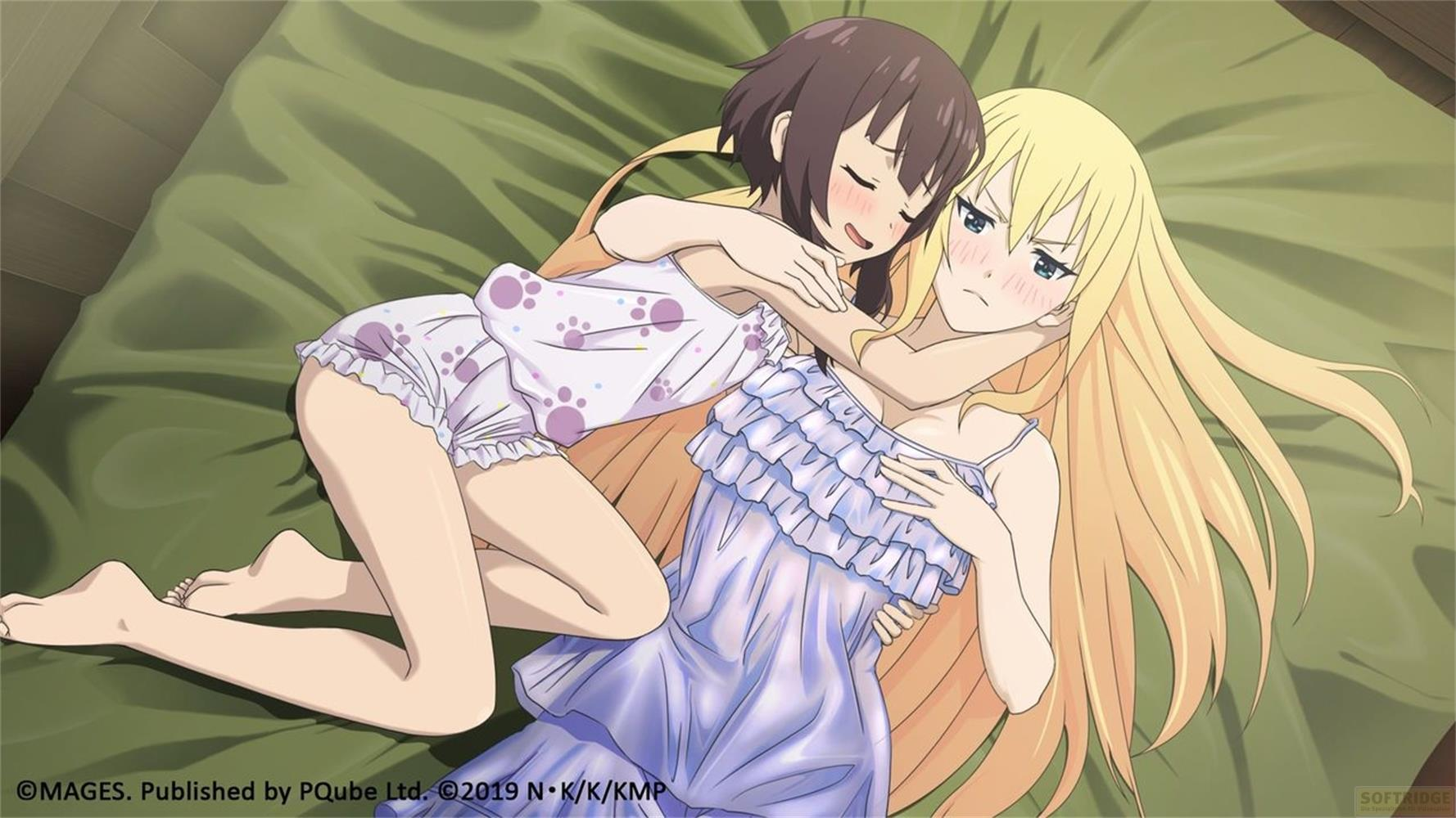 Due ragazze anime giacciono su un letto verde. Una abbraccia l'altra.