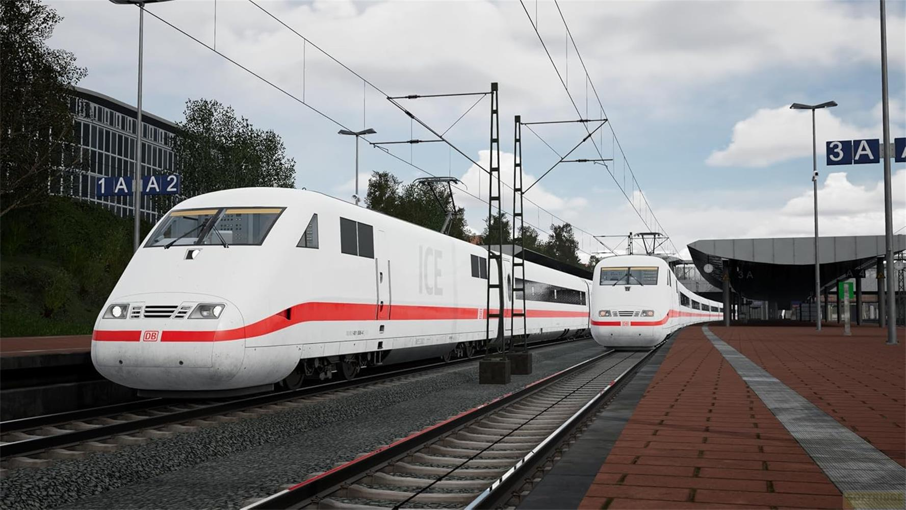 Zwei weiße ICE-Züge mit roten Streifen stehen auf Gleisen neben einem Bahnsteig.