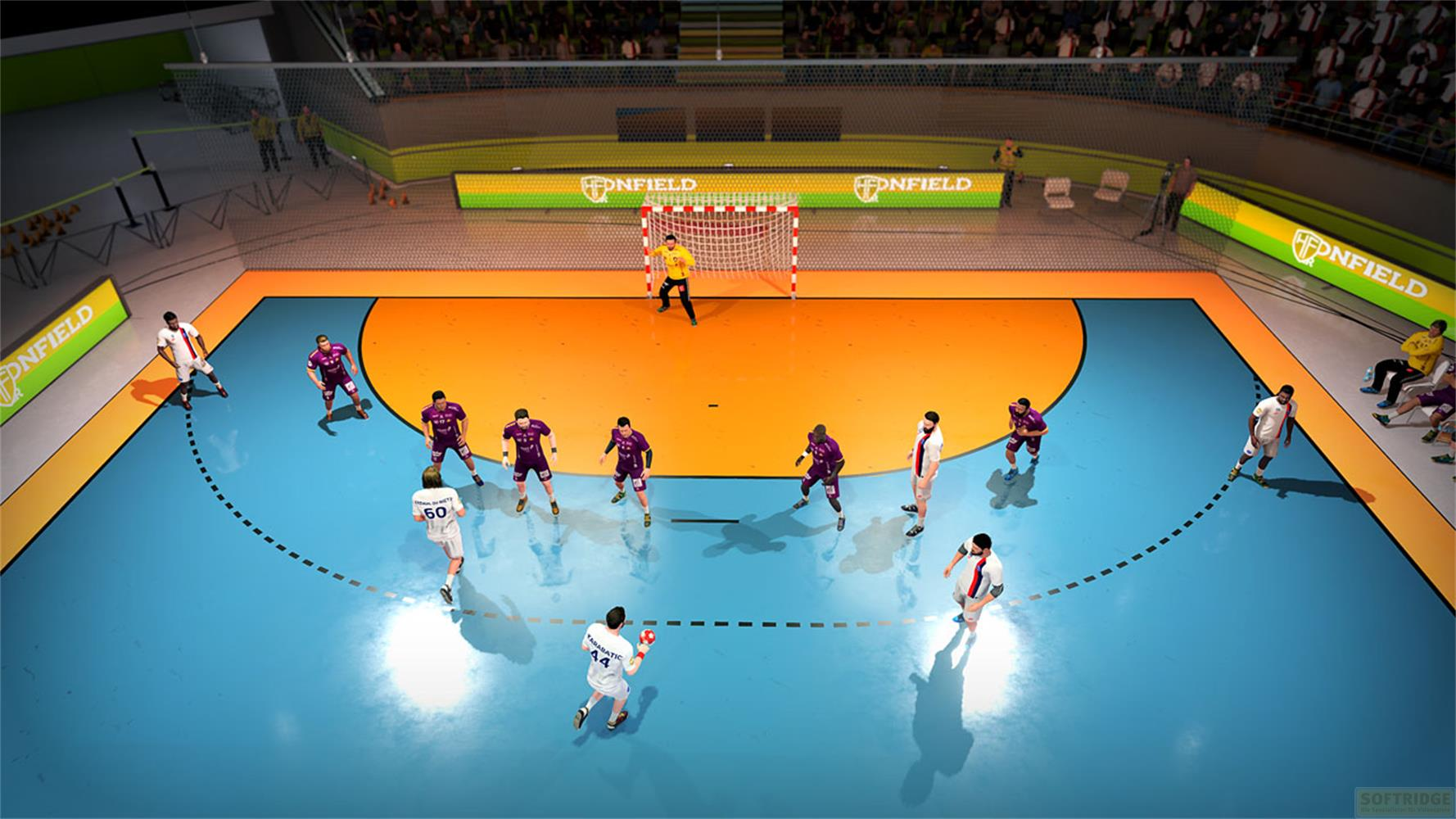 Handballspiel: Spieler in Lila und Weiß auf blauem Feld, Torwart im Tor.