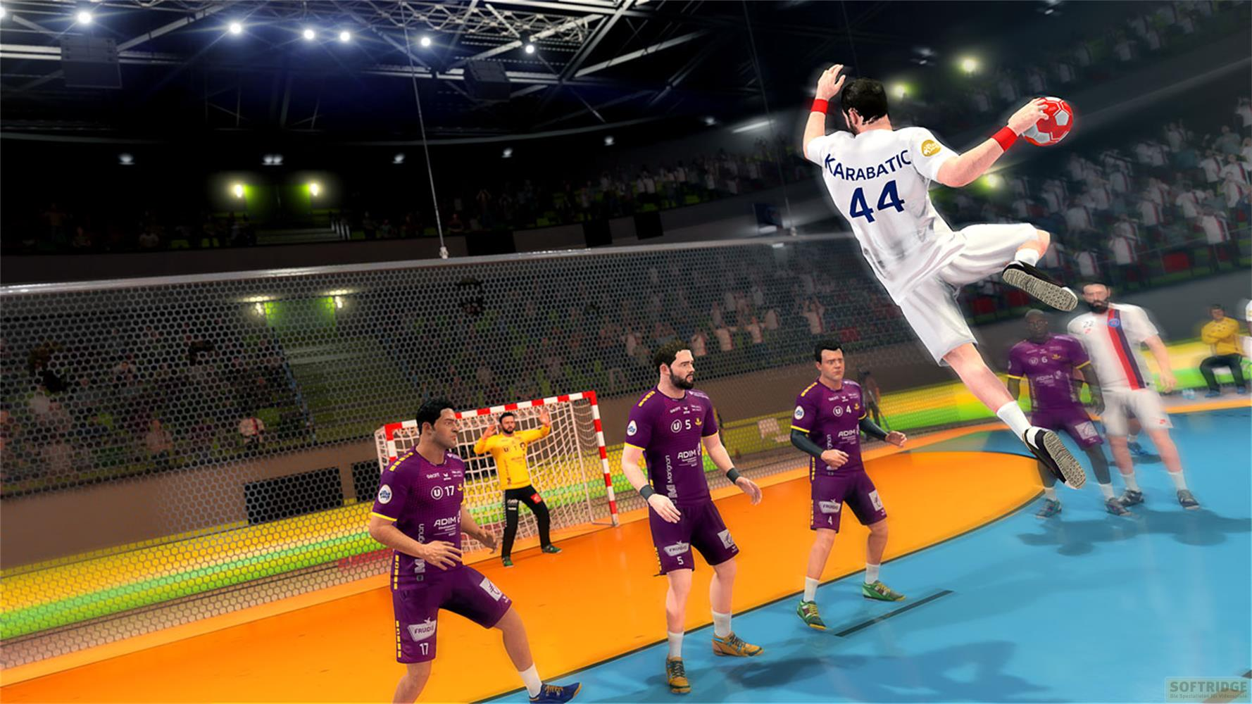 Handballspieler in der Luft wirft den Ball, Spieler in Lila und Gelb.