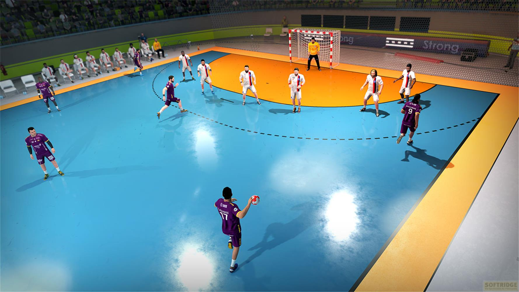 Handballspiel in der Halle mit Spielern in Lila und Weiß auf blauem und orangem Feld.