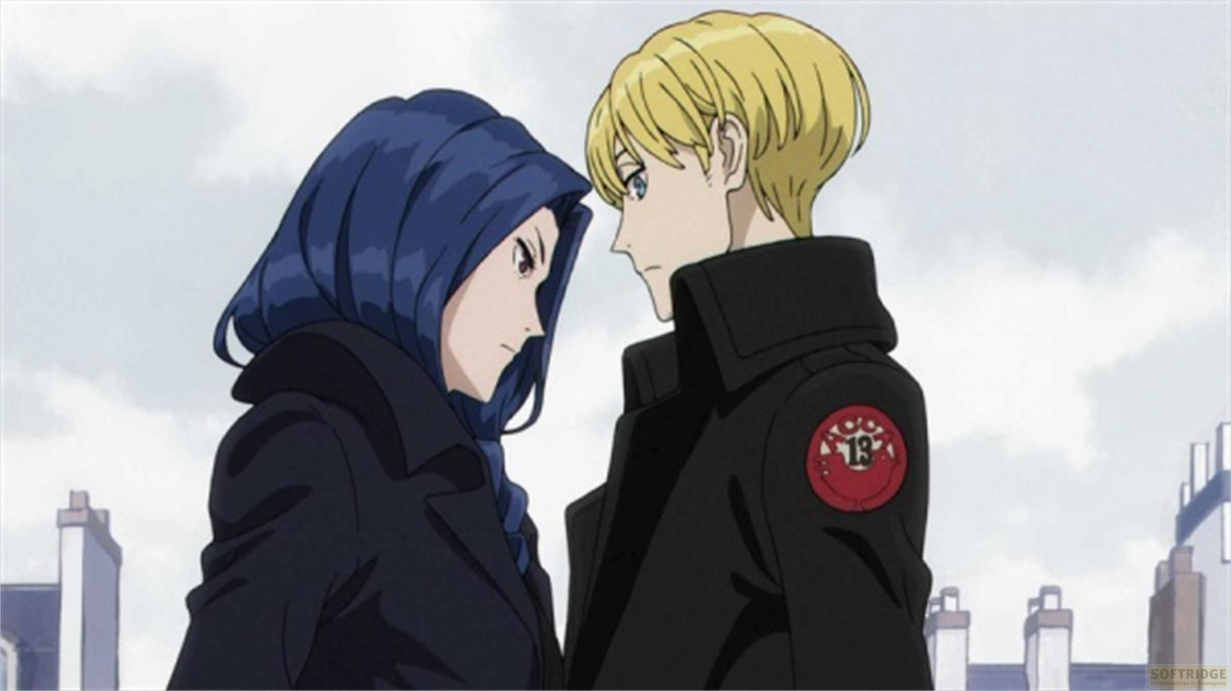 Deux personnages d'anime en manteaux sombres se regardent, ville en arrière-plan.