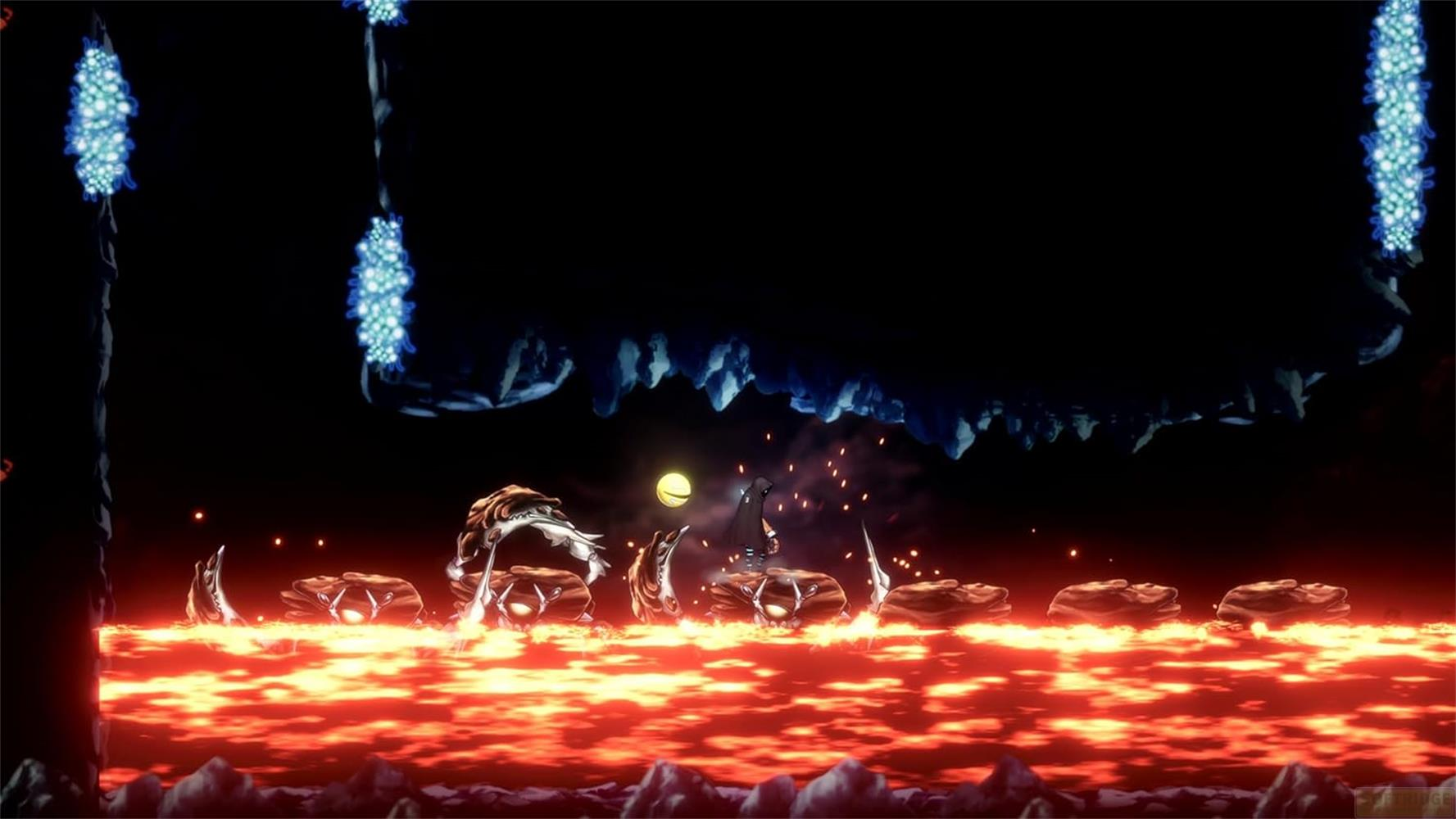 Una figura in un mantello nero sta su rocce sopra lava incandescente.