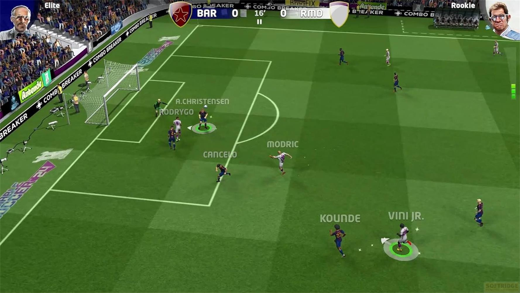 Fußballspiel mit Spielern auf einem grünen Feld, Tor und Zuschauern.