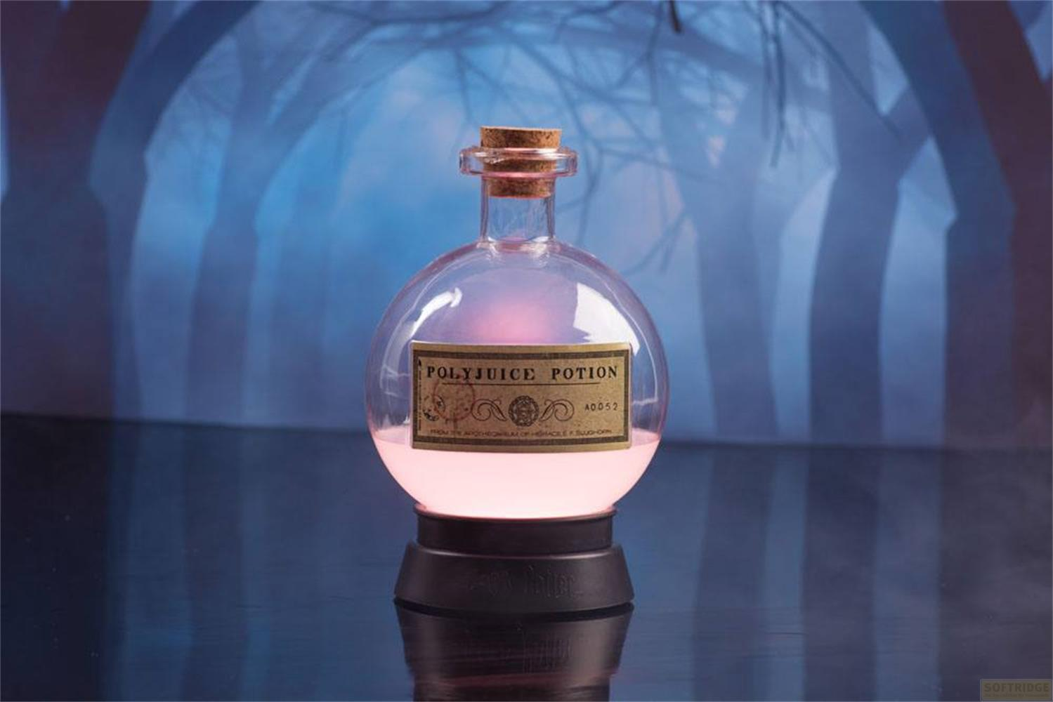 Een ronde glazen fles met Polyjuice Potion, van onderaf verlicht, op een standaard.