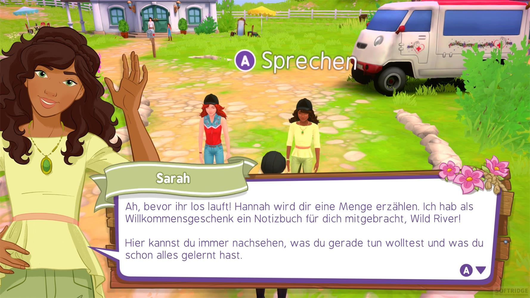 Drei Mädchen auf einer grünen Wiese vor einem Haus und einem Auto.