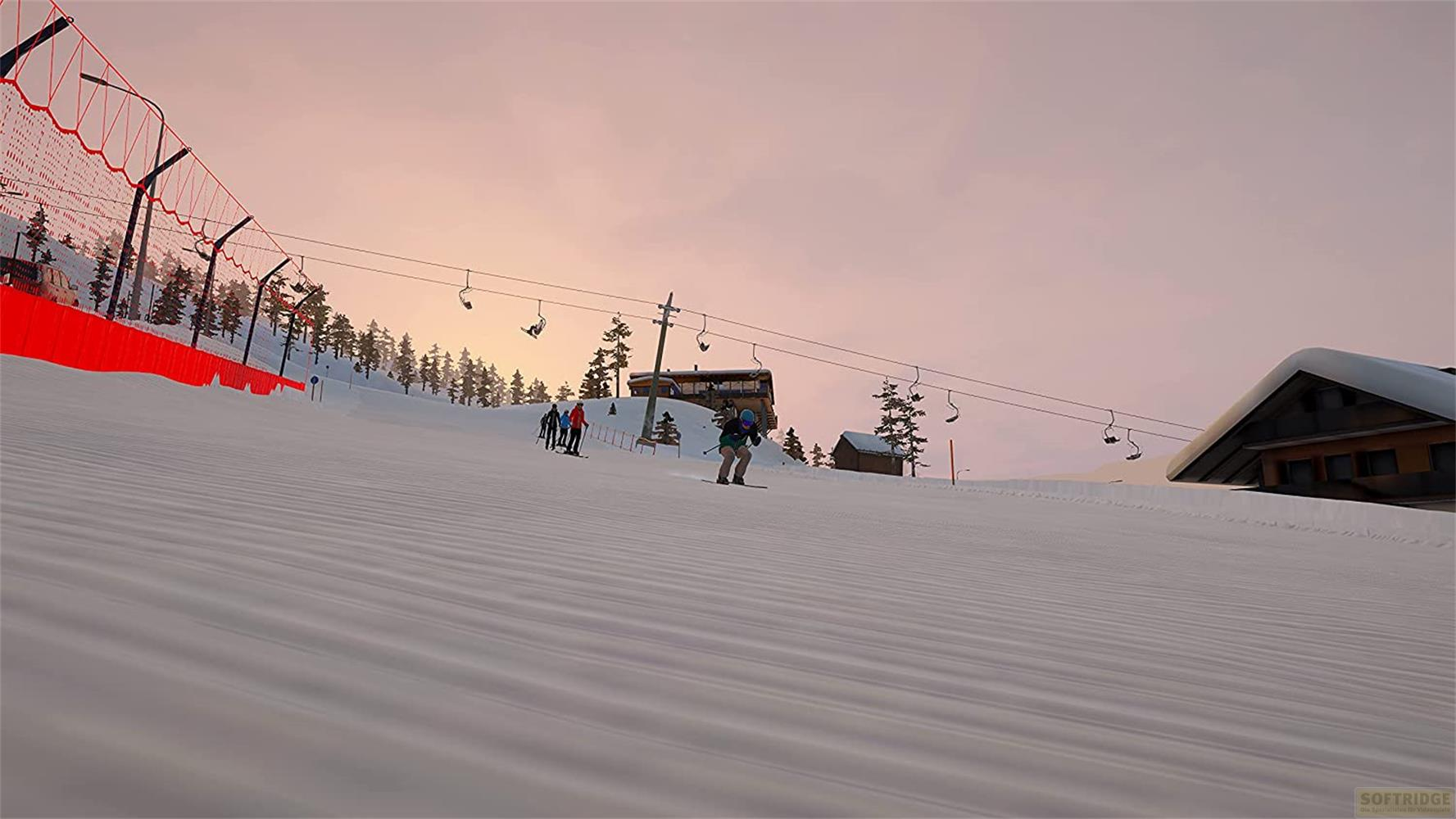 Sciatori su un pendio innevato con skilift ed edifici sotto un cielo rosa pallido.